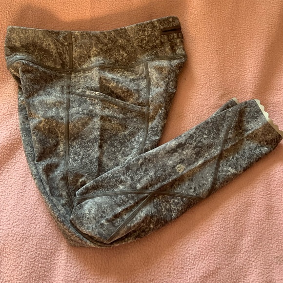 Lululemon leggings. size 6 - Picture 2 of 5